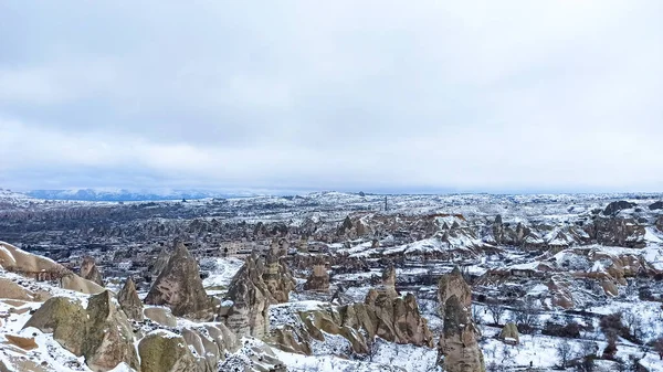 Chimeneas Hadas Valle Cubierto Nieve Invierno Goreme Capadocia Turquía — Foto de Stock