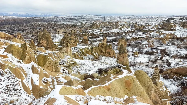 Tündérkémények Völgyben Télen Borította Goreme Cappadocia Törökország — Stock Fotó