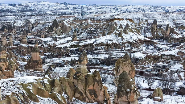 Vadideki Peri Bacaları Goreme Kapadokya Türkiye Kışın Karla Kaplı — Stok fotoğraf