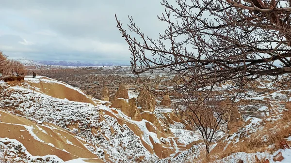 Sprookjes Schoorstenen Grotten Het Dal Bedekt Met Sneeuw Winter Goreme — Stockfoto