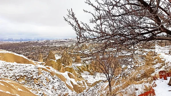 Peri Bacaları Vadideki Mağaralar Kışın Goreme Kapadokya Türkiye Karla Kaplı — Stok fotoğraf