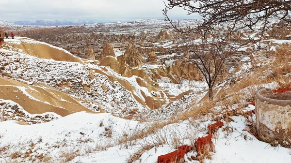 Märchenschlote Und Die Höhlen Tal Winter Mit Schnee Bedeckt Goreme — Stockfoto