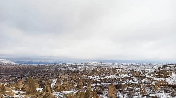 Νεραϊδοκαμινάδες Στην Κοιλάδα Καλυμμένες Χιόνι Χειμώνα Στο Goreme Καππαδοκία Τουρκία — Φωτογραφία Αρχείου