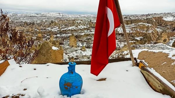 トルコのカッパドキアの谷に囲まれた雪で覆われたお土産 — ストック写真