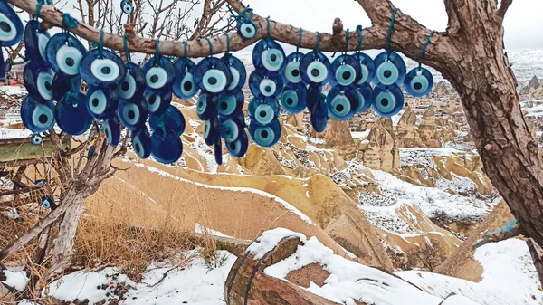 Vadideki peri bacaları Goreme, Kapadokya, Türkiye 'de kışın karla kaplı