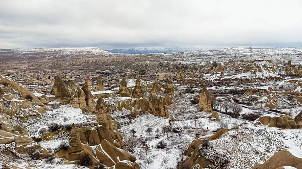 Chimeneas Hadas Valle Cubierto Nieve Invierno Goreme Capadocia Turquía —  Fotos de Stock