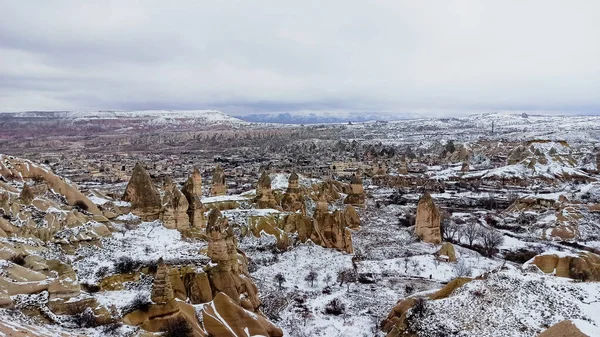 Tündérkémények Völgyben Télen Borította Goreme Cappadocia Törökország — Stock Fotó