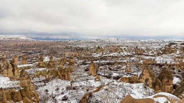 Chimeneas Hadas Valle Cubierto Nieve Invierno Goreme Capadocia Turquía —  Fotos de Stock