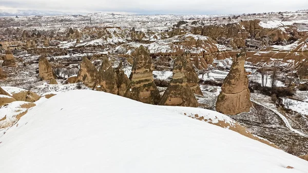 Chimeneas Hadas Valle Cubierto Nieve Invierno Goreme Capadocia Turquía —  Fotos de Stock