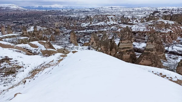 Fairy Skorstenar Dalen Täckt Med Snö Vintern Goreme Kappadokien Turkiet — Stockfoto