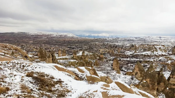 Chimeneas Hadas Valle Cubierto Nieve Invierno Goreme Capadocia Turquía —  Fotos de Stock