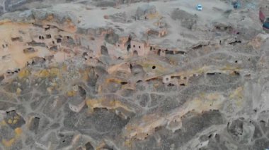 Türkiye 'nin Kapadokya bölgesindeki Cavusin bölgesindeki antik mağara evlerinin hava manzarası