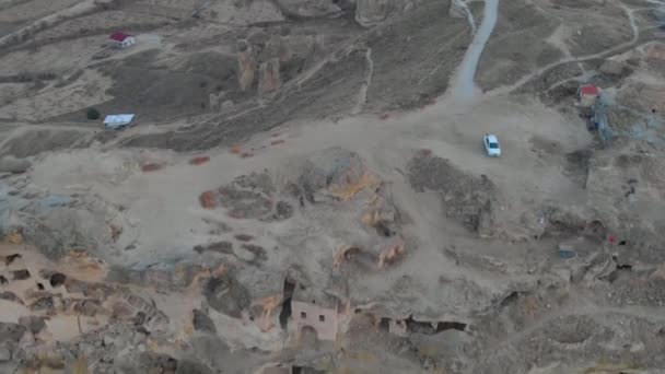 Letecký pohled na starobylé jeskynní domy v oblasti Cavusin v Kappadokii, Turecko — Stock video