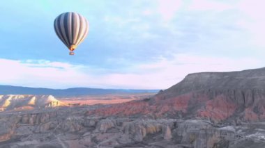 Türkiye 'nin Kapadokya kentindeki Ted Valley' de Tek Başına Sıcak Hava Balonu uçuyor