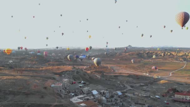 Aerial valley landscape with lots of hot air balloons at the clear blue sky at sunrise in Cappadocia, Turkey — 비디오