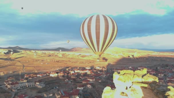 Sola globo aerostático volando en el valle de Ted en Capadocia, Turquía — Vídeo de stock