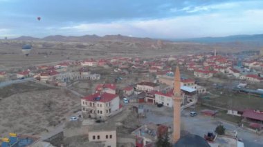 Kapadokya 'da sivrisinek minaresi olan havacılık vadisi manzarası