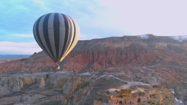 Seul ballon à air chaud volant dans la vallée de ted en Cappadoce, Turquie — Video