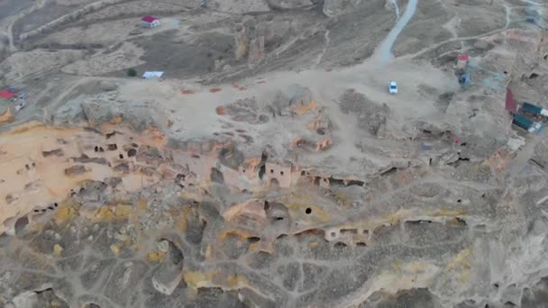 Türkiye 'nin Kapadokya bölgesindeki Cavusin bölgesindeki antik mağara evlerinin hava manzarası — Stok video