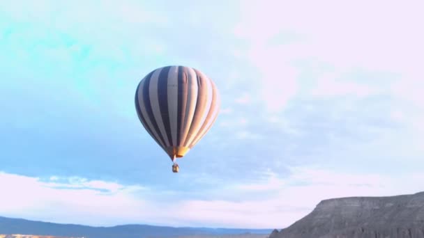 Seul ballon à air chaud volant dans la vallée de ted en Cappadoce, Turquie — Video