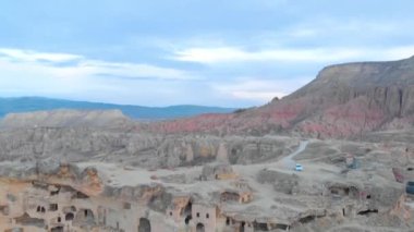 Türkiye 'nin Kapadokya bölgesindeki Cavusin bölgesindeki antik mağara evlerinin hava manzarası