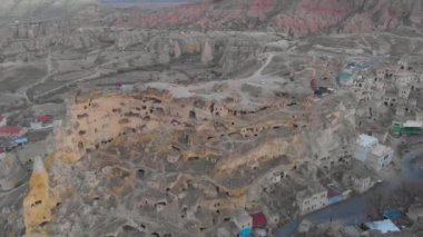 Türkiye 'nin Kapadokya bölgesindeki Cavusin bölgesindeki antik mağara evlerinin hava manzarası