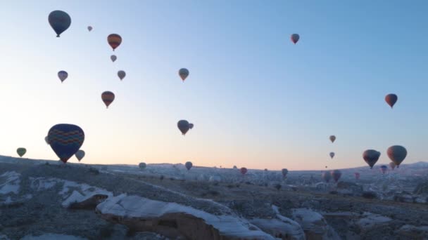 Ландшафт долины воздуха с большим количеством воздушных шаров на ясном голубом небе на восходе солнца в Каппадокии, Турция — стоковое видео