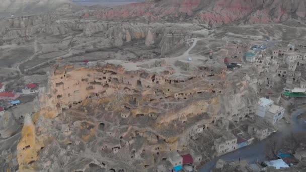 Widok z lotu ptaka na starożytne jaskinie w regionie Cavusin w Kapadocji, Turcja — Wideo stockowe