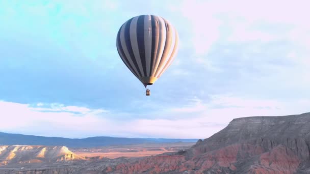 Sola globo aerostático volando en el valle de Ted en Capadocia, Turquía — Vídeo de stock