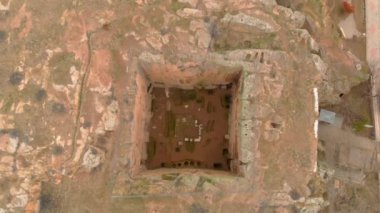 Türkiye 'nin Kapadokya kentindeki antik Gumusler mağara manastırına kuş bakışı