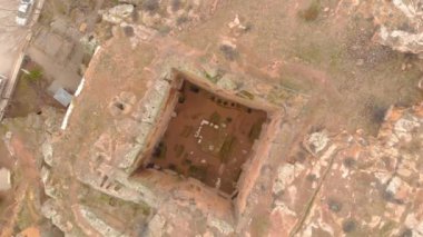 Türkiye 'nin Kapadokya kentindeki antik Gumusler mağara manastırına kuş bakışı