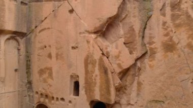 Gumusler mağara manastırının havadan görünüşü. Türkiye 'nin Kapadokya kentinde taş duvarlarla çevrili antik mağara manastırı