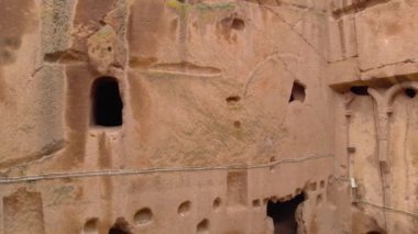 Gumusler mağara manastırının havadan görünüşü. Türkiye 'nin Kapadokya kentinde taş duvarlarla çevrili antik mağara manastırı