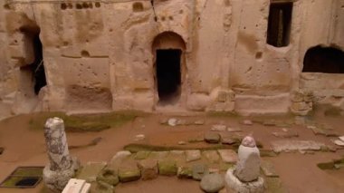Gumusler mağara manastırının havadan görünüşü. Türkiye 'nin Kapadokya kentinde taş duvarlarla çevrili antik mağara manastırı