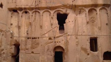 Gumusler mağara manastırının havadan görünüşü. Türkiye 'nin Kapadokya kentinde taş duvarlarla çevrili antik mağara manastırı