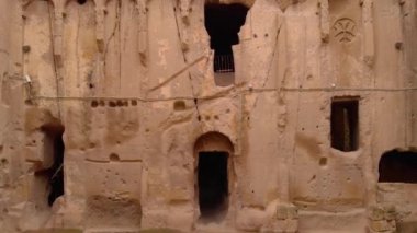 Gumusler mağara manastırının havadan görünüşü. Türkiye 'nin Kapadokya kentinde taş duvarlarla çevrili antik mağara manastırı