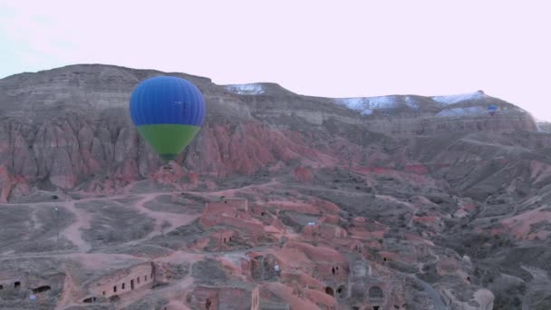 Pallone Aerostatico Blu Verde Che Sorvola Valle Cavusin Cappadocia Turchia — Video Stock