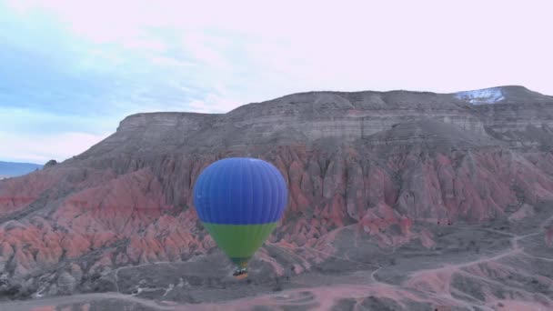 Ensam Blå Och Grön Varmluftsballong Som Flyger Över Dalen Regionen — Stockvideo