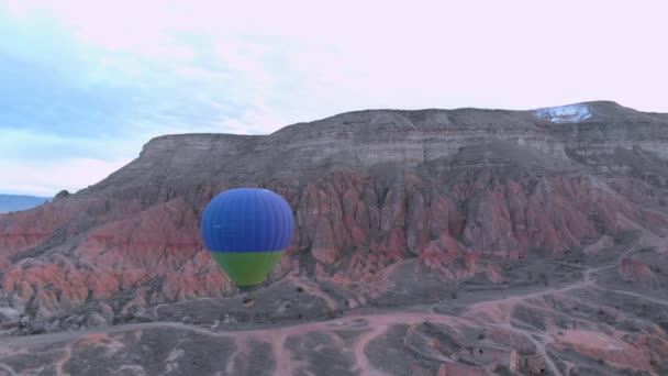 Globo Aire Caliente Solo Color Azul Verde Volando Sobre Valle — Vídeos de Stock