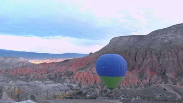 Pallone Aerostatico Blu Verde Che Sorvola Valle Cavusin Cappadocia Turchia — Video Stock