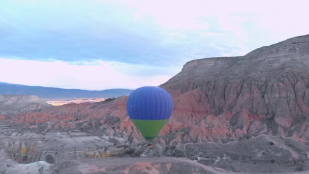 Ensam Blå Och Grön Varmluftsballong Som Flyger Över Dalen Regionen — Stockvideo