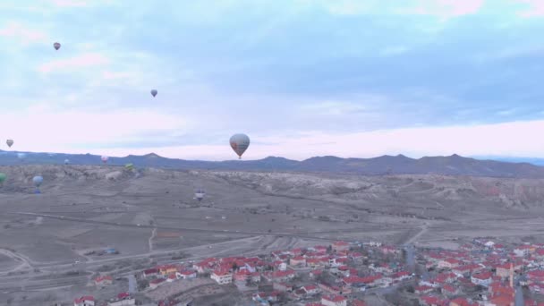 Luchtballonnen Boven Het Vulkanische Vallei Landschap Van Cappadocië Turkije — Stockvideo