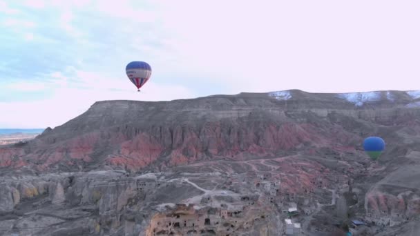 Balony Ogrzane Powietrze Nad Wulkanicznym Krajobrazem Doliny Kapadocji Turcja — Wideo stockowe