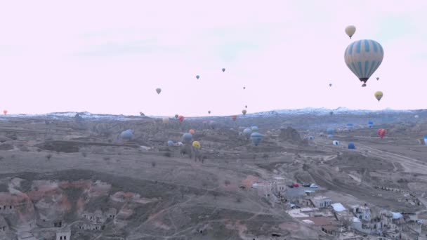 Balony Ogrzane Powietrze Nad Wulkanicznym Krajobrazem Doliny Kapadocji Turcja — Wideo stockowe