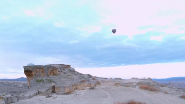 Varmluftsballonger Över Det Vulkaniska Dallandskapet Kappadokien Turkiet — Stockvideo