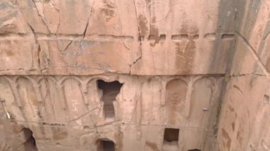 Gumusler mağara manastırının havadan görünüşü. Türkiye 'nin Kapadokya kentinde taş duvarlarla çevrili antik mağara manastırı