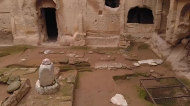 Gumusler mağara manastırının havadan görünüşü. Türkiye 'nin Kapadokya kentinde taş duvarlarla çevrili antik mağara manastırı