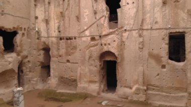 Gumusler mağara manastırının havadan görünüşü. Türkiye 'nin Kapadokya kentinde taş duvarlarla çevrili antik mağara manastırı