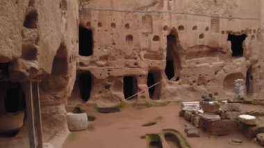 Gumusler mağara manastırının havadan görünüşü. Türkiye 'nin Kapadokya kentinde taş duvarlarla çevrili antik mağara manastırı