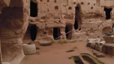 Gumusler mağara manastırının havadan görünüşü. Türkiye 'nin Kapadokya kentinde taş duvarlarla çevrili antik mağara manastırı